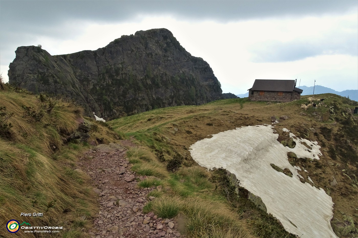 75 Bivacco Tre Pizzi  (2050 m) appollaiato a precipizio sulla Val Fondra con a sx la Mencucca (2120 m).JPG